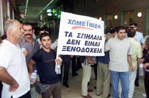 Στιγμιότυπο από παλιότερη κινητοποίηση ενάντια στην ιδιωτικοποίηση των σπηλαίων. Τότε, που το ΠΑΣΟΚ είχε κάνει την αρχή. Τώρα, η ΝΔ επιχειρεί να ολοκληρώσει το ξεπούλημα