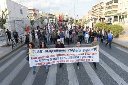 Οι ειρηνοδρόμοι καταφτάνουν έξω από το υπουργείο Εθνικής Αμυνας