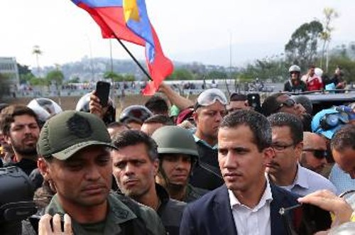 Ο Γκουαϊδό (δεξιά) μαζί με στρατιωτικούς στην επιχείρηση πραξικοπήματος τον Απρίλη