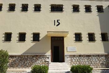 Στο διδακτικό σενάριο της Ιωάννας Δεκάτρη για τα Στρατόπεδα Συγκέντρωσης και Καταναγκαστικής Εργασίας γίνεται αναφορά στην εκτέλεση των 200 αγωνιστών που βρίσκονταν κρατούμενοι στο Μπλόκο 15 στο Χαϊδάρι. Μόνο που η γερμανική διαταγή (αυτό το βαρετό ιστορικό ντοκουμέντο) δεν πρόσταζε την εκτέλεση 200 αγωνιστών, αλλά 200 κομμουνιστών, ως αντίποινα για τη δράση του ΕΛΑΣ. (φώτ: Χαϊδάρι, Μπλοκ 15)
