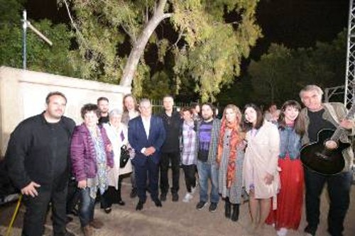 Ο Δ. Κουτσούμπας με καλλιτέχνες που συμμετείχαν στην εκδήλωση. Από αριστερά ο Σ. Μπαλλάς, η Φ. Βελεσιώτου, η Μαριώ, ο Γ. Χριστοδούλου, ο Γ. Σαρρής, ο Μ. Ανδρουλιδάκης, η Π. Μπαλτατζή, ο Σ. Δρογώσης, η Β. Ικαρη, η Π. Καράκογλου, η Μ. Πάχου και ο Φ. Πλιάτσικας