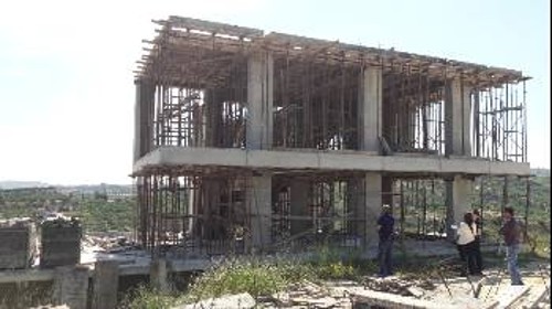 Η οικοδομή στο Ηράκλειο στην οποία βρήκε το θάνατο ο 60χρονος οικοδόμος, παλεύοντας ακόμα για ένα μεροκάματο...
