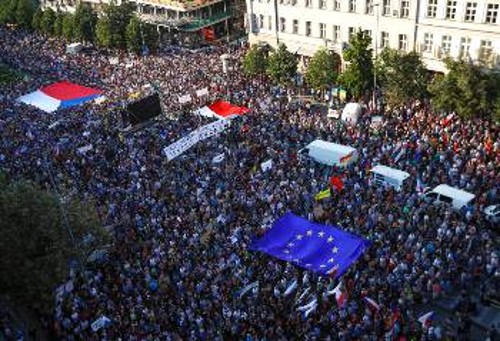 Οταν γίνονται διαδηλώσεις με τη σημαία της λυκοσυμμαχίας της ΕΕ, μόνο υπέρ των λαϊκών συμφερόντων δεν μπορεί να είναι
