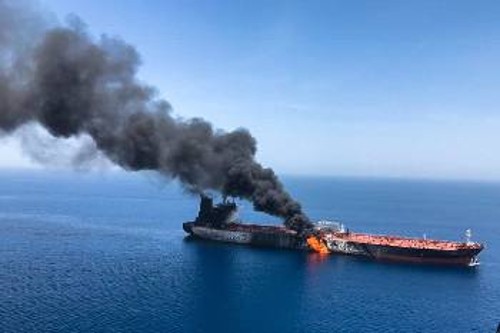 Ενα από τα χτυπημένα δεξαμενόπλοια στη Θάλασσα του Ομάν