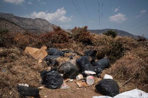 Μεγάλος εύφλεκτος σωρός από καμένα δέντρα και κλαδιά με σκουπίδια, στο οικόπεδο απόθεσης στην οδό Φιλελλήνων