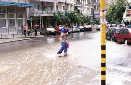 Σε λίμνη μετατράπηκε η πόλη από την πρόσφατη βροχή