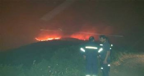 Η εικόνα της φωτιάς τη νύχτα