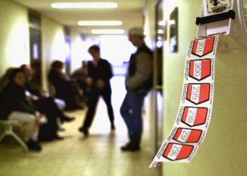 Στην ουρά για μια θέση εργασίας, σε υπηρεσία αντίστοιχη του ΟΑΕΔ στη Γερμανία
