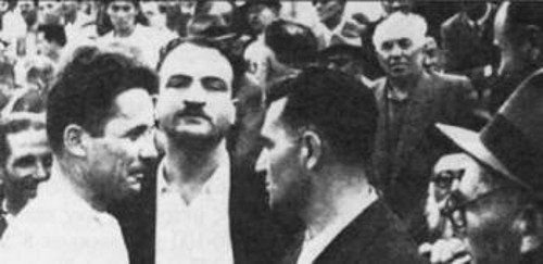 Ο Ν. Ζαχαριάδης με τον γραμματέα της ΚΟΑ Β. Μπαρτζώτα, τον Κ. Καραγιώργη, διευθυντή του «Ριζοσπάστη» και τον παλιό συνδικαλιστή και μέλος της ΚΕ του ΚΚΕ Κ. Θέο, σε μία από τις μεγάλες λαϊκές συγκεντρώσεις στην Αθήνα (1945-1946)