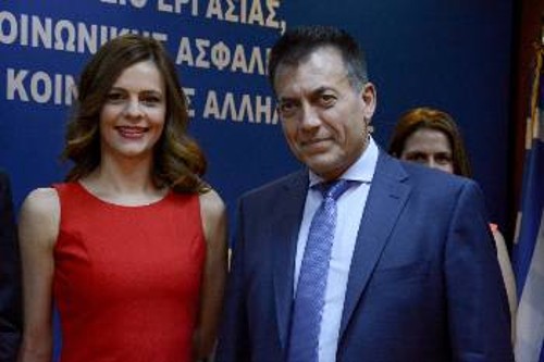 Δρομείς στην ίδια αντεργατική σκυταλοδρομία, ΝΔ και ΣΥΡΙΖΑ συνεχίζουν την επίθεση για λογαριασμό του κεφαλαίου από εκεί που την έφτασε ο άλλος...