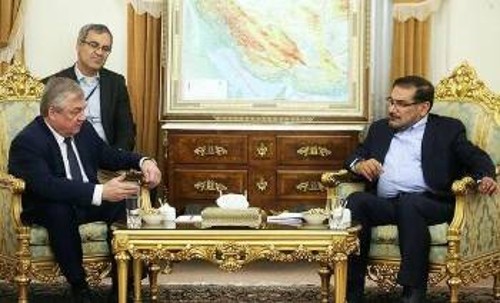 Από τη συνάντηση του απεσταλμένου του Ρώσου Προέδρου Αλ. Λαβρεντίεφ (αριστερά) με τον γραμματέα του Ανωτάτου Συμβουλίου Εθνικής Ασφάλειας του Ιράν Α. Σαμκχανί