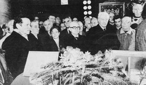 Η ΓΓ της ΚΕ του ΚΚΕ Αλ. Παπαρήγα και ο επίτιμος πρόεδρος του Κόμματος Χ. Φλωράκης, πάνω από το φέρετρο του Ν. Ζαχαριάδη, στην κηδεία του στην Αθήνα το 1991