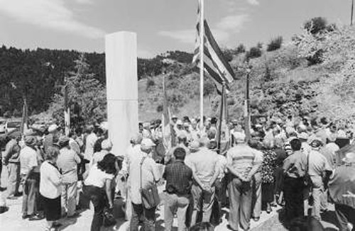 Με τις σημαίες και τα λάβαρά τους οι αντιστασιακοί τιμούν τη νικηφόρα μάχη στον Κοσμά Κυνουρίας.(Φωτο: Γιώργος ΛΙΟΝΑΚΗΣ)