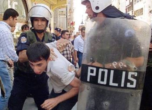 Η Αστυνομία παρεμβαίνει σε αντιπολεμική συγκέντρωση