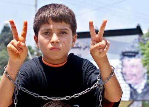Ο μικρός Παλαιστίνιος διαμαρτύρεται με αυτόν τον τρόπο, για τη μη απελευθέρωση των πολιτικών κρατουμένων