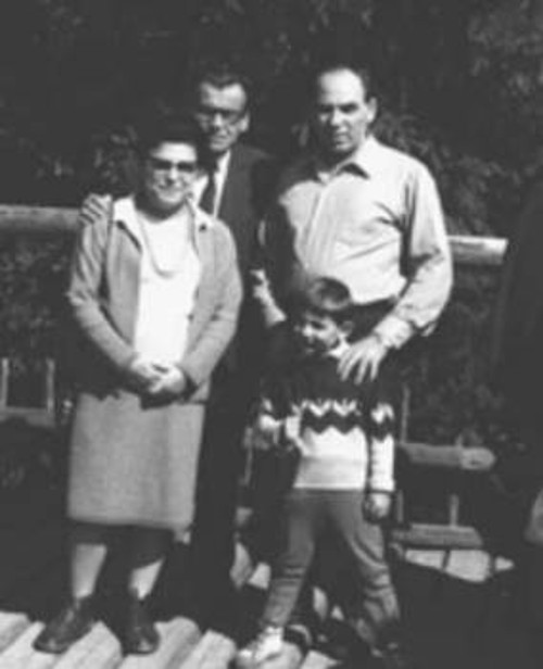Από τη δράση στην παρανομία κατά τη διάρκεια της δικτατορίας (από αριστερά: Ελένη Μπιμπίκου - Αντωνιάδου, Αντώνης Αντωνιάδης και ο Στρατής Τσαμπής με τον γιο του, στην Πολωνία τον Σεπτέμβρη του 1969)