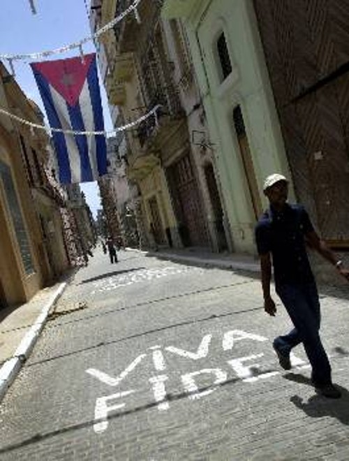 «Ζήτω ο Φιντέλ» γράφουν οι δρόμοι της Κούβας