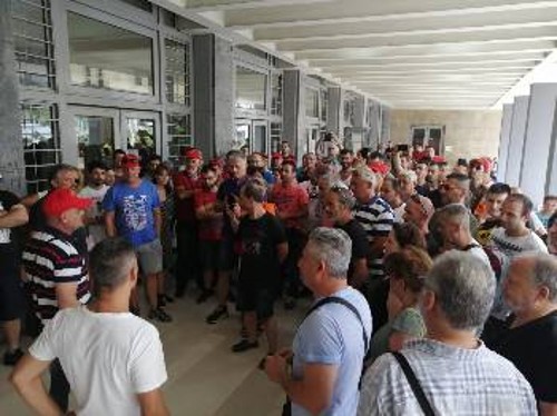 Από τη χτεσινή συγκέντρωση στα δικαστήρια της Θεσσαλονίκης