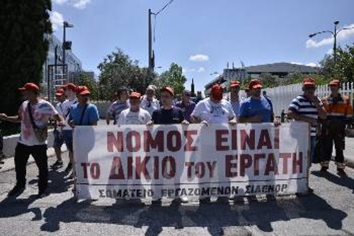Από την κινητοποίηση στα γραφεία του ομίλου στην Αθήνα...