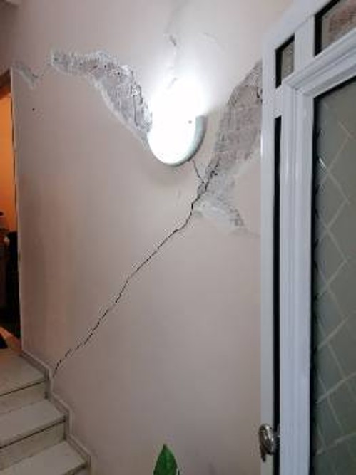 Σοβαρές ζημιές προκάλεσαν σε σπίτια οι σεισμοί