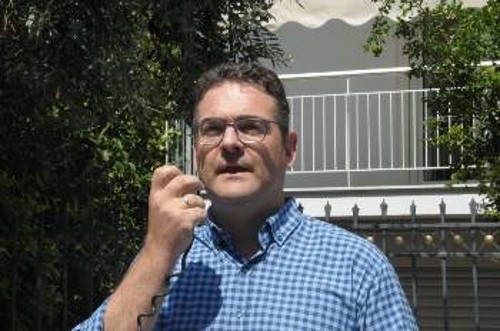 Ο Γ. Πρωτούλης μιλά στους συγκεντρωμένους