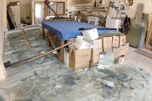 Δεν είναι μόνο που καταστράφηκε το εμπόρευμα, αλλά το μαγαζί δεν μπορεί να λειτουργήσει μέχρι να επισκευαστεί το κτίριο που στεγάζεται