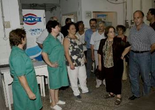 Στο νοσοκομείο της πόλης συνομιλεί με εργαζόμενους