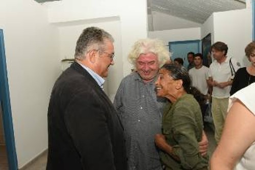 Με τον σκηνοθέτη της παράστασης Σ. Τσακίρη και την Κάθριν Χάντερ