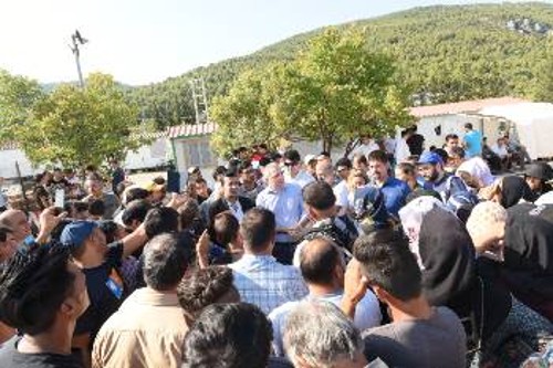 Ο Κ. Παπαδάκης συζητά με τους πρόσφυγες