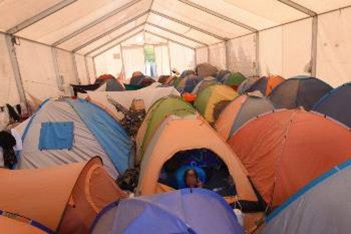 Σκηνές στοιβαγμένες κάτω από τέντα