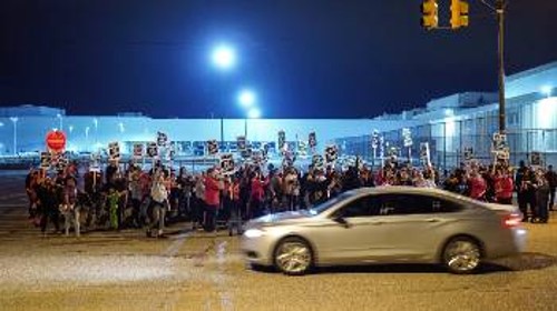 Απεργοί συγκεντρωμένοι έξω από το εργοστάσιο στην πόλη Φλιντ, στο Μίσιγκαν
