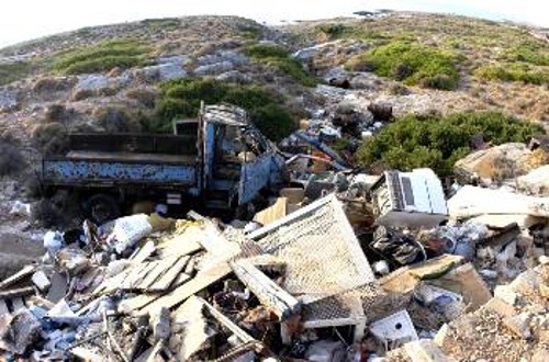 Ιχνη βεβήλωσης στον ιστορικό τόπο της Μακρονήσου. Σκουπιδότοπος στον κεντρικό δρόμο ανάμεσα στο Α' και Β' στρατόπεδο