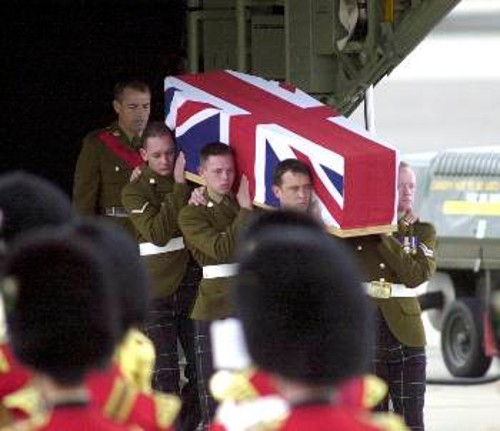 Τα φέρετρα με τους Βρετανούς στρατιώτες από το Ιράκ δεν είναι σπάνιο θέαμα...