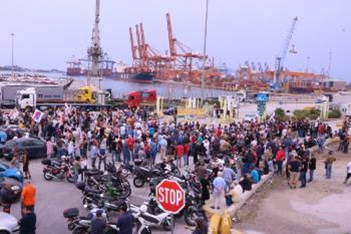 Από την απεργιακή συγκέντρωση έξω από την πύλη της COSCO