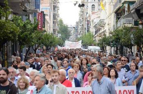 Από τη μαζική πορεία που ακολούθησε τη συγκέντρωση στο Εργατικό Κέντρο
