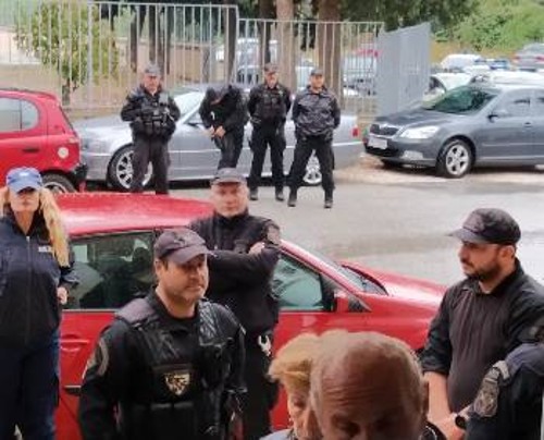 Με συνδρομή μπράβων και αστυνομίας έγινε τελικά το «συνέδριο» - παρωδία