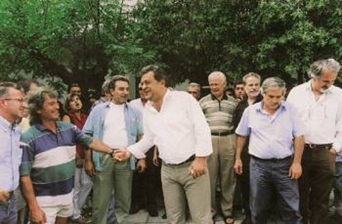 Ο λαός της Νίκαιας υποδέχεται με χειροκροτήματα το δήμαρχό της, Στέλιο Μπενετάτο, κατά την έξοδό του από το αστυνομικό τμήμα