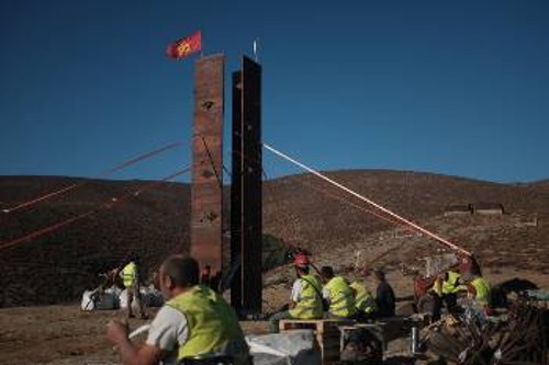 Κατά τη διάρκεια της εγκατάστασης του Μνημείου στη Γυάρο