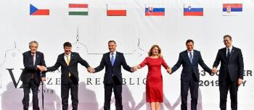 Ο Πρόεδρος της Σερβίας (πρώτος από δεξιά) μαζί με τους ομολόγους του από την Ομάδα του Βίσεγκραντ - μέλη της ΕΕ (Τσεχία, Πολωνία, Ουγγαρία, Σλοβακία) και τον Σλοβένο Πρόεδρο