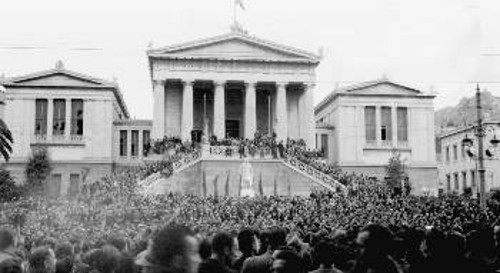 Ποτάμια λαού γιορτάζουν την Απελευθέρωση