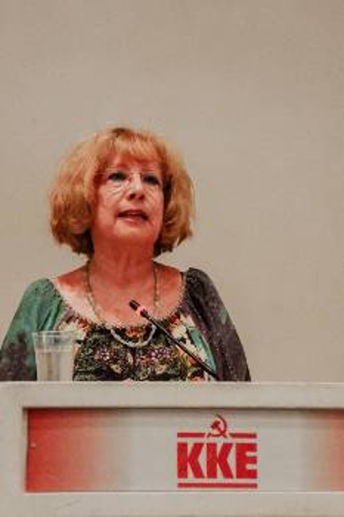 Η Ελένη Μπέλλου στο βήμα της εκδήλωσης