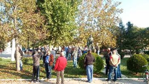 Ο λαός της περιοχής περιφρουρεί την πλακέτα της Βαγγελίτσας Κουσιάντζα