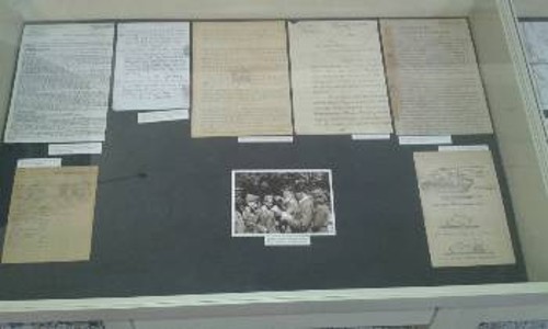 Μία από τις προθήκες με έγγραφα για τη δράση του ΔΣΕ στην Πρέσπα