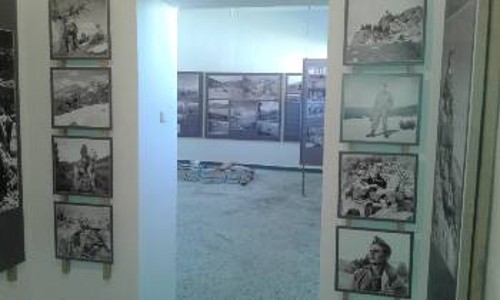 Μορφές μαχητών υποδέχονται τον επισκέπτη