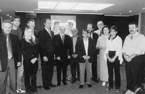 Ο Αλ. Χουαντορένα, δίπλα στον Ελληνα υφυπουργό Αθλητισμού, κατά τη συνάντησή του χτες με Eλληνες Ολυμπιονίκες