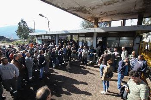 Αντιπροσωπεία του ΚΚΕ, με επικεφαλής τον Γ. Μαρίνο, συζητά με τους εργάτες της ΛΑΡΚΟ μετά το θανατηφόρο ατύχημα το Νοέμβρη του 2019