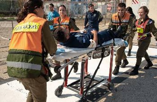 Στέλεχος της φρεγάτας «Ναβαρίνον», στο πλαίσιο της ΝΑΤΟικής επιχείρησης «Sea Guardian» στην Ανατ. Μεσόγειο, ασκείται σε «προσομοίωση ατυχήματος» και μεταφέρεται από Ισραηλινούς στο Νοσοκομείο «Rambam» στη Χάιφα