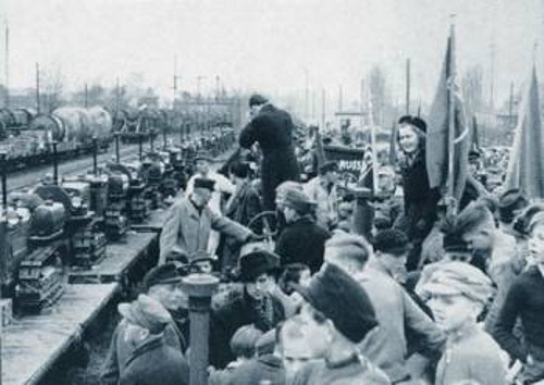 Βοήθεια προς τη ΓΛΔ μετά την απελευθέρωση από τη Σοβιετική Ενωση: 1.000 τρακτέρ, 540 φορτηγά αυτοκίνητα και 800 αγροτικές μηχανές