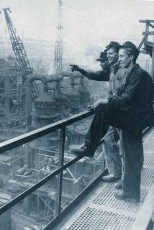 1954: Ανοικοδόμηση βιομηχανίας πρώτων υλών στην πόλη Λάουχαμερ