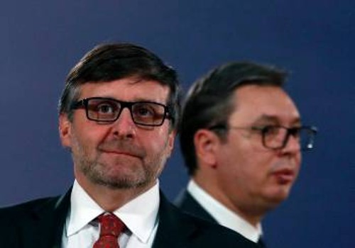 Το έδαφος για το επόμενο μεγάλο παζάρι Σερβίας - Κοσσυφοπεδίου προετοίμασε στο Βελιγράδι κατά τη συνάντησή του με τον Σέρβο Πρόεδρο Αλ. Βούτσιτς (δεξιά) ο Μ. Πάλμερ